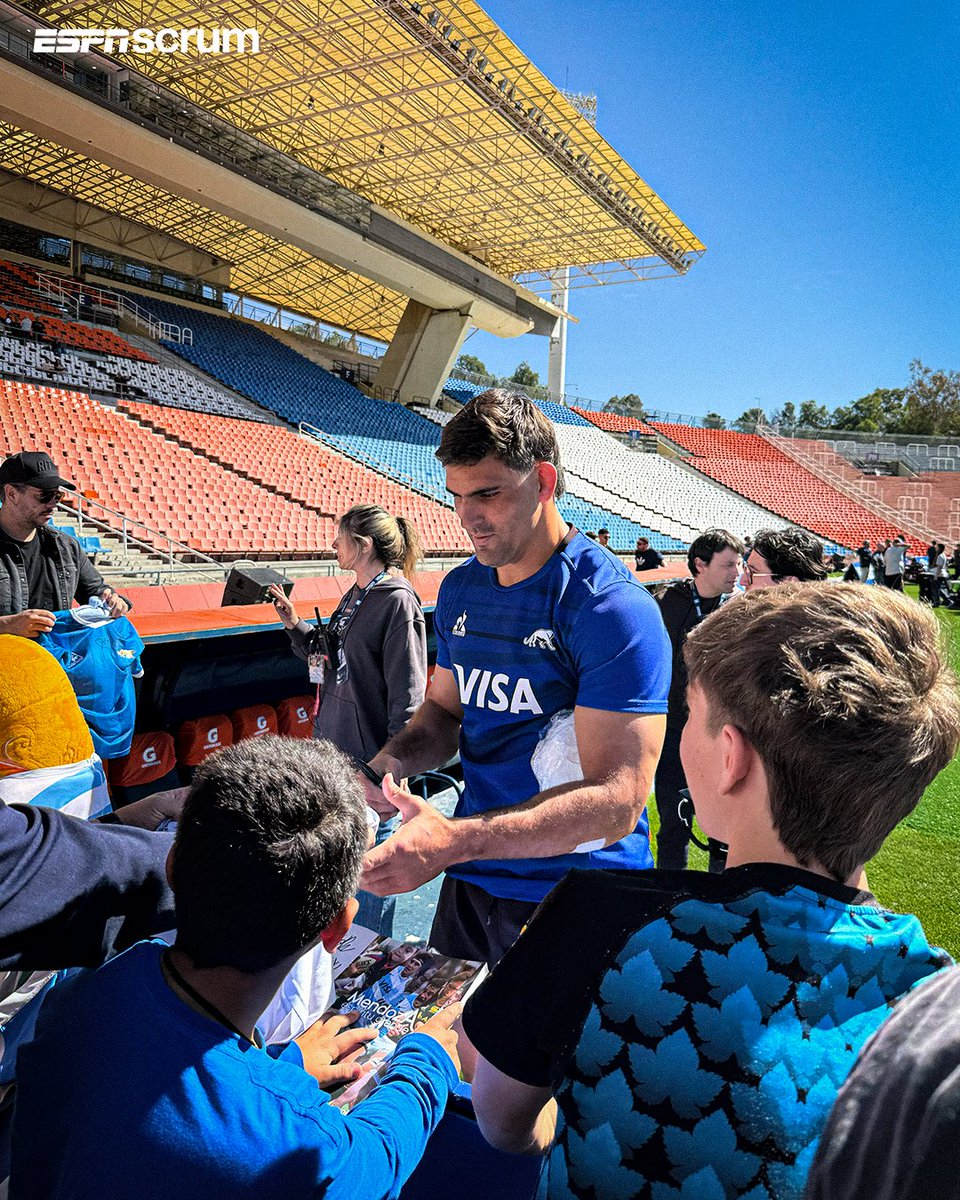 ScrumESPN's tweet photo. ¿Quién quiere una firma? 🖋️

🐆 #LosPumas compartieron un momento con los fanáticos presentes en el Estadio Malvinas Argentinas.

#PUMASxESPN https://t.co/10VVHtCwRM