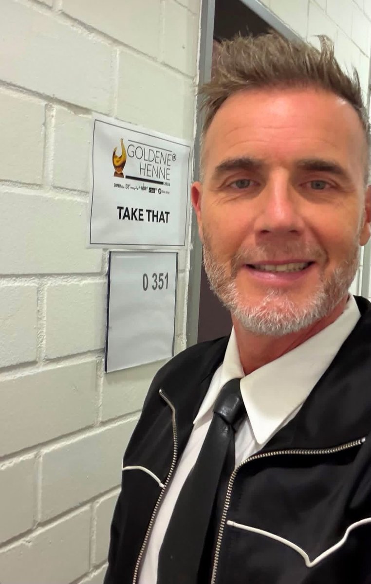 Timothy43563549's tweet photo. @GaryBarlow looking Amazing and very stylish as usual. Hope to see you at the dreamers European tour if not the uk version of it, if there is one 😁😁😁 https://t.co/NE7L5TVtjR