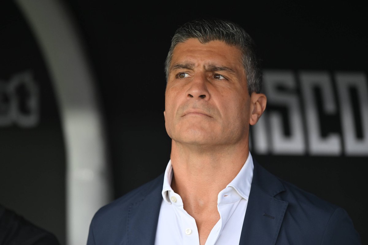 SofascoreBR's tweet photo. Pedro Emanuel no comando do Vasco da Gama: 

⚔️ 14 jogos
🚥 6V - 5E - 3D
📊 54.8% aproveitamento
⚽️ 18 gols
🚫 14 gols sofridos
🥅 39 grandes chances (!) 
🔓 19 grandes chances cedidas
👟 11.6 finalizações p/ marcar gol
⚠️ 11.0 finalizações p/ sofrer gol (!) 
⏳ 49.7% posse de bola

Opiniões? 🤔🤔
