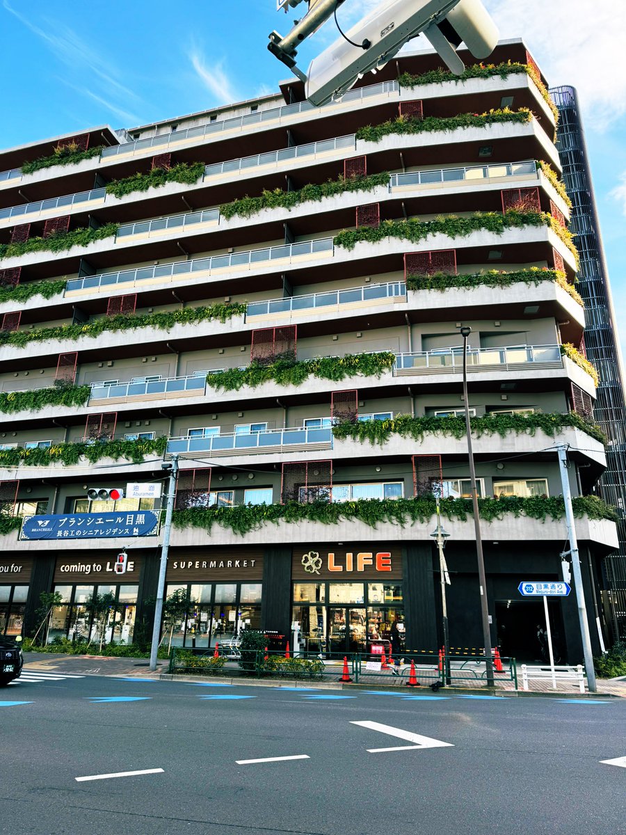 inuchiyo_1994's tweet photo. ブギーバックマンション。 
1960年代築の 水色の外観が印象的な 1LDKのレトロなマンションです。

 入居者は屋上に出入りが出来て、 洗濯物を干したりしているらしいです。 “愛し愛されて生きるのさ”のPV 一部シーンは、この屋上で撮影されています。
これから先も、私たちファンや『LIFE』を手に取って、心を動かされた人たちにとって東京タワーやブギーバックマンションが特別なものでありますように！

こちらはLIFEから30年後にブギーバックマンションの近くに出来た食品スーパー『LIFE』です。