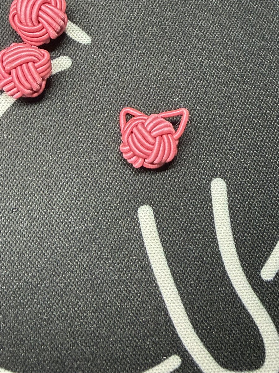 _ko_bo_'s tweet photo. もう、流行りが3週くらいしたのでは？な水引をやり始めた。
猫玉良い感じじゃにゃい？！🐱 https://t.co/NrGu1psQzL