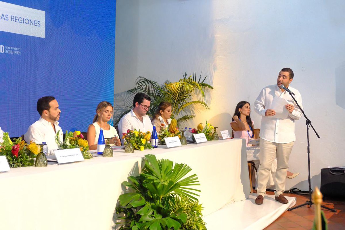 YamilHAranaP's tweet photo. Hoy, en nombre de los 32 mandatarios departamentales, le agradecemos al presidente @ABDELAESPRIELLA por habernos honrado con su presencia en la Cumbre de Gobernadores. 

Mompox nos demuestra que los territorios no están condenados a su realidad. Hace 15 años parecía detenido en el tiempo. Hoy tiene conectividad, turismo y oportunidades. Ese mismo cambio podemos hacerlo posible en Colombia.

¿Qué necesitamos? 

Avanzar de verdad hacia la descentralización: menos trámites y más facultades para las regiones; recursos ágiles para atender emergencias y destrabar proyectos que llevan años esperando.

Para Bolívar,  hacer realidad el Hospital Público de María La Baja, avanzar en una intervención integral de la Mojana, necesitamos mejores servicios públicos y a un menor costo.

Aquí tiene a 32 coequiperos listos para ayudarle a  construir la Patria Milagro.