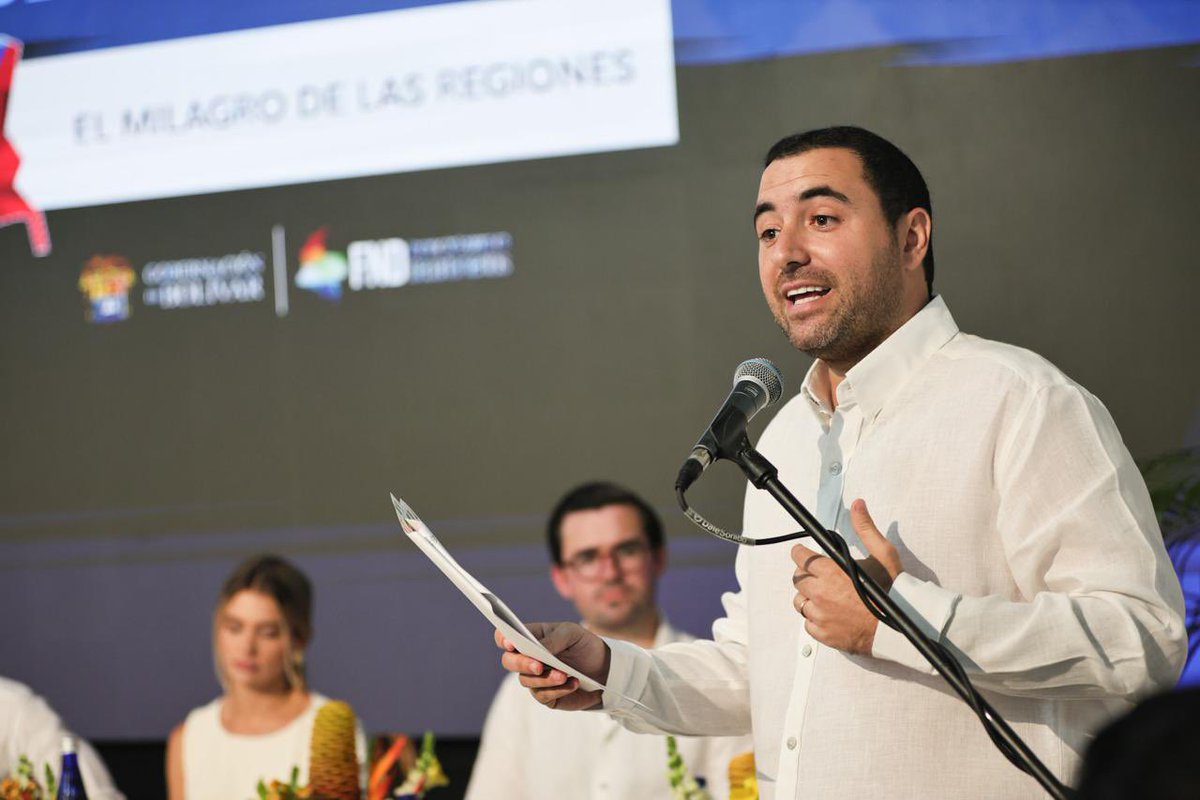 YamilHAranaP's tweet photo. Hoy, en nombre de los 32 mandatarios departamentales, le agradecemos al presidente @ABDELAESPRIELLA por habernos honrado con su presencia en la Cumbre de Gobernadores. 

Mompox nos demuestra que los territorios no están condenados a su realidad. Hace 15 años parecía detenido en el tiempo. Hoy tiene conectividad, turismo y oportunidades. Ese mismo cambio podemos hacerlo posible en Colombia.

¿Qué necesitamos? 

Avanzar de verdad hacia la descentralización: menos trámites y más facultades para las regiones; recursos ágiles para atender emergencias y destrabar proyectos que llevan años esperando.

Para Bolívar,  hacer realidad el Hospital Público de María La Baja, avanzar en una intervención integral de la Mojana, necesitamos mejores servicios públicos y a un menor costo.

Aquí tiene a 32 coequiperos listos para ayudarle a  construir la Patria Milagro.