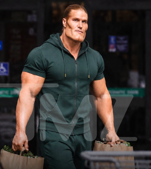 NFL_DovKleiman's tweet photo. 𝗧𝗥𝗘𝗡𝗗𝗜𝗡𝗚: Packers legend Clay Matthews was spotted out grabbing groceries, looking VERY different after getting some work done.

An absolutely shocking transformation.

🤯🤯🤯

(via @TMZ) https://t.co/j3wMaHXZXW