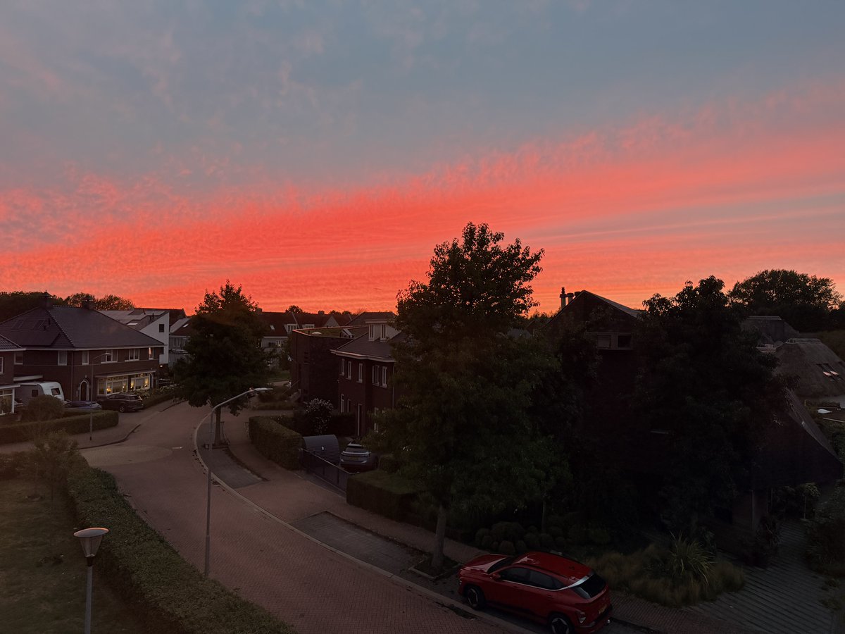 RobKoster's tweet photo. Wat een prachtige #zonsondergang na een dag met storm en regen. https://t.co/NPJuh9E2cw