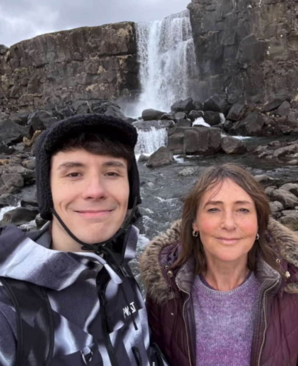 flwrsdnp's tweet photo. DAN AND MAMA HOWELL 😭😭😭😭 https://t.co/lARVpmRXli