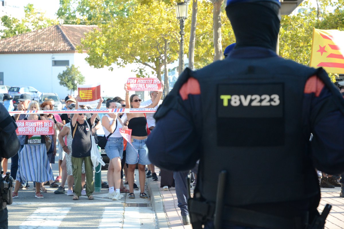 iSabadellcat's tweet photo. .@orriolsderipoll inaugura la seu comarcal d’Aliança Catalana entre protestes antifeixistes i mostres d'escalf dels seus seguidors. Ha rebut el suport de prop de 300 persones, mentre un centenar llarg de manifestants s’hi han manifestat en contra.

https://t.co/ZFWb4eLd3K https://t.co/O2SqK5AB86