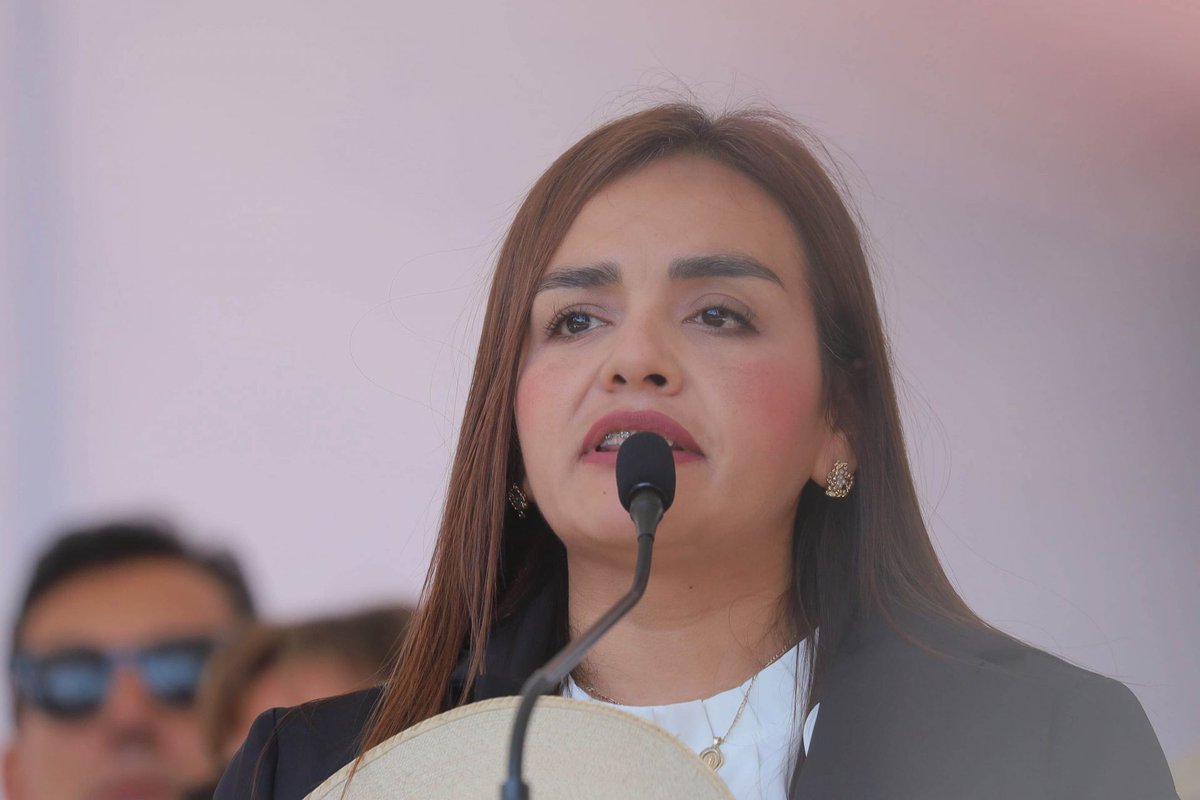 OpinionLSR's tweet photo. Quizá el problema no sea si Grecia Quiroz debe o no gobernar Michoacán; el problema es más amplio: instituciones que dejan pasar sin fricción la ambición de un hombre y le hacen a cada mujer la misma pregunta encubierta: ¿de verdad te lo has ganado, o simplemente te tocó? ✍️ @marcelareynoso #OpiniónLSR https://t.co/Pr2ciFPmdk