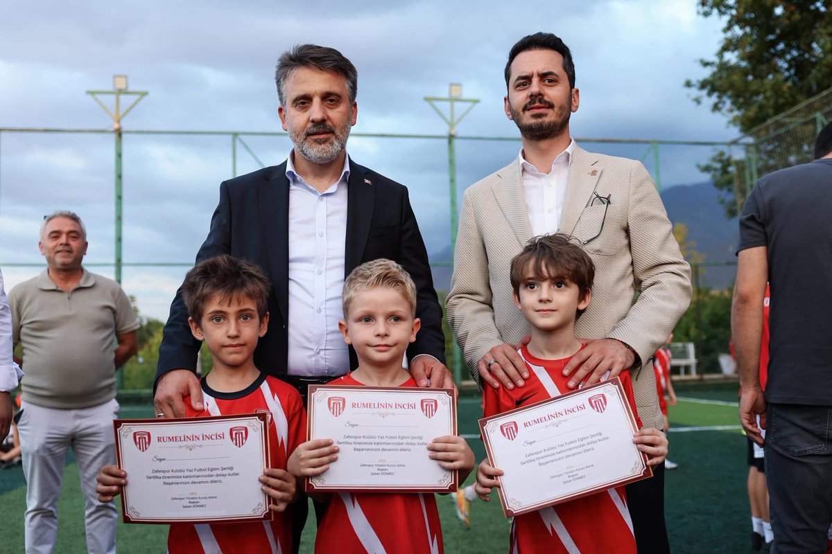 kurtulus_adnan's tweet photo. İl Başkanımız Davut Gürkan, Milletvekillerimiz Refik Özen ve Ahmet Kılıç, Büyükşehir Başkan Vekilimiz Şahin Biba, İl Gençlik Kolları Başkanımız Furkan Akın, Yıldırım İlçe Başkanımız İrfan Akkaya, Bursaspor Başkanımız, Enes Çelik, Gençlik ve Spor Bakanlığı Yatırım ve İşletmeler Genel Müdürümüz Süleyman Şahin, Zafer Spor Kulübü Başkanımız Şaban Sönmez ve teşkilat mensuplarımızla birlikte genç sporcularımızın heyecanına ortak olduk.

Sertifikalarını alan evlatlarımızı gönülden tebrik ediyor, azimleri ve başarılarıyla geleceğe umut olan tüm gençlerimize başarılar diliyorum.

Sporla büyüyen, hedeflerine inançla yürüyen her gencimizin yanında olmaya devam edeceğiz. ⚽🏆❤️