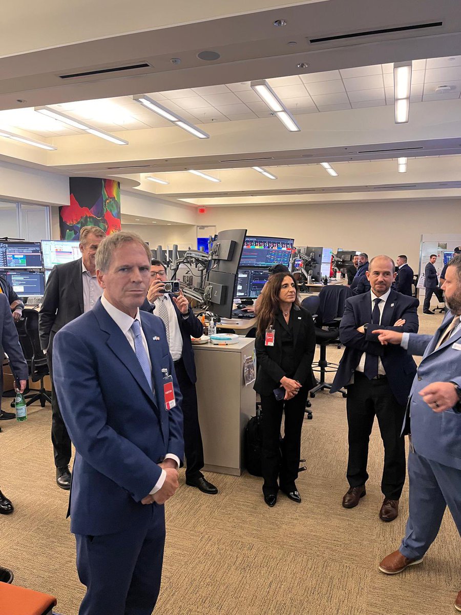 ARGinUSA's tweet photo. 🇦🇷🤝🇺🇸🛢️ El Embajador Alejandro Oxenford visitó los headquarters de Chevron en Houston, donde fue recibido por Gerbert Schoonman, Presidente de Shale & Tight de la compañía, junto con altos ejecutivos de EEUU y Argentina.

Repasamos el compromiso histórico de Chevron con la Argentina, como uno de los pioneros en el desarrollo de Vaca Muerta, y también su compromiso a futuro en el marco de la estabilidad, el RIGI, las reformas estructurales y la macroeconomía ordenada del Presidente Milei.

Visitamos además el Decision Support Center (DSC), el centro de control de Chevron en Houston, donde pudimos ver la tecnología y los estándares de seguridad que la compañía aplica en sus operaciones.

Seguimos trabajando para consolidar a la Argentina como un socio estratégico y confiable para la industria energética global
