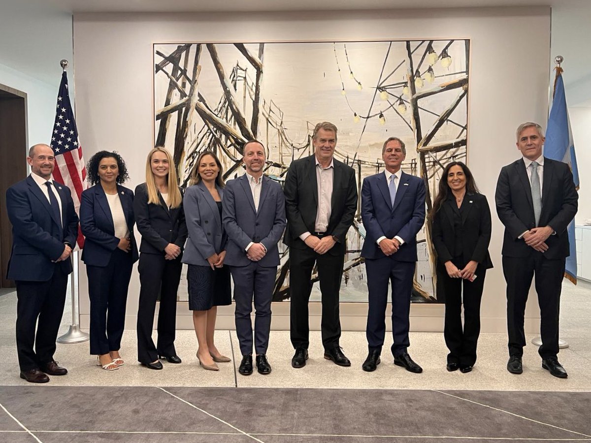ARGinUSA's tweet photo. 🇦🇷🤝🇺🇸🛢️ El Embajador Alejandro Oxenford visitó los headquarters de Chevron en Houston, donde fue recibido por Gerbert Schoonman, Presidente de Shale & Tight de la compañía, junto con altos ejecutivos de EEUU y Argentina.

Repasamos el compromiso histórico de Chevron con la Argentina, como uno de los pioneros en el desarrollo de Vaca Muerta, y también su compromiso a futuro en el marco de la estabilidad, el RIGI, las reformas estructurales y la macroeconomía ordenada del Presidente Milei.

Visitamos además el Decision Support Center (DSC), el centro de control de Chevron en Houston, donde pudimos ver la tecnología y los estándares de seguridad que la compañía aplica en sus operaciones.

Seguimos trabajando para consolidar a la Argentina como un socio estratégico y confiable para la industria energética global