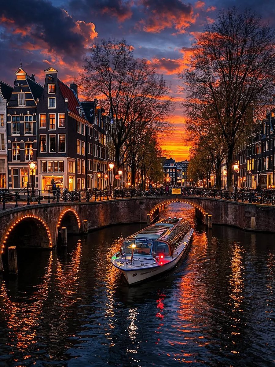 lunecrumbss's tweet photo. sunset in Amsterdam https://t.co/Nl1UqNZyAn