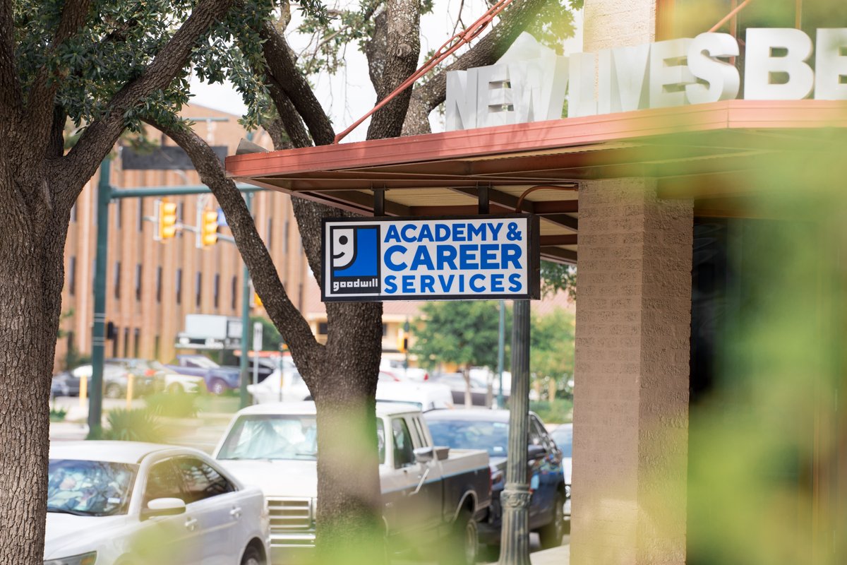 goodwillsa's tweet photo. 👉 Friendly Reminder: 👈 All Goodwill San Antonio Academy &amp; Career Services Centers will be closed Monday, September 7, for Labor Day. 🧰

All stores and donation stations will be open with normal operating hours. 💙

Visit https://t.co/EjJ3ztQa31 to find a Goodwill near you! 🛒 https://t.co/oWAXHdece3