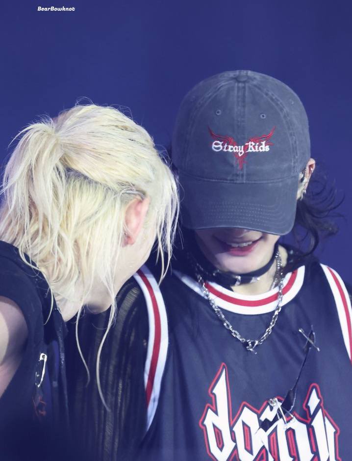 kaommiii's tweet photo. 2024.10.19
water got on felix, and hyunjin wiped it off his face with the palm of his hand. what melts me the most is how felix instinctively leaned into his hand

when felix’s voice cracked, he got shy, and they immediately turned to each other and started hugging.

#hyunlix https://t.co/kKWVd27Uxn