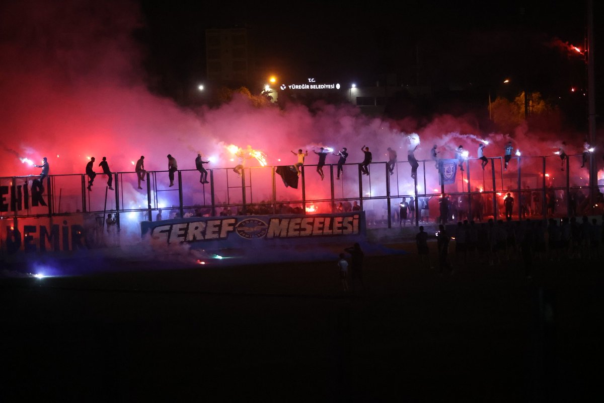 tribundergi's tweet photo. Şimşekler Grubu olarak lige -48 puan ile başlayan Adana Demirspor'a destekte bulunmak icin tesislere binlerce kişiyle ziyaret etti.

"Şeref Meselesi"