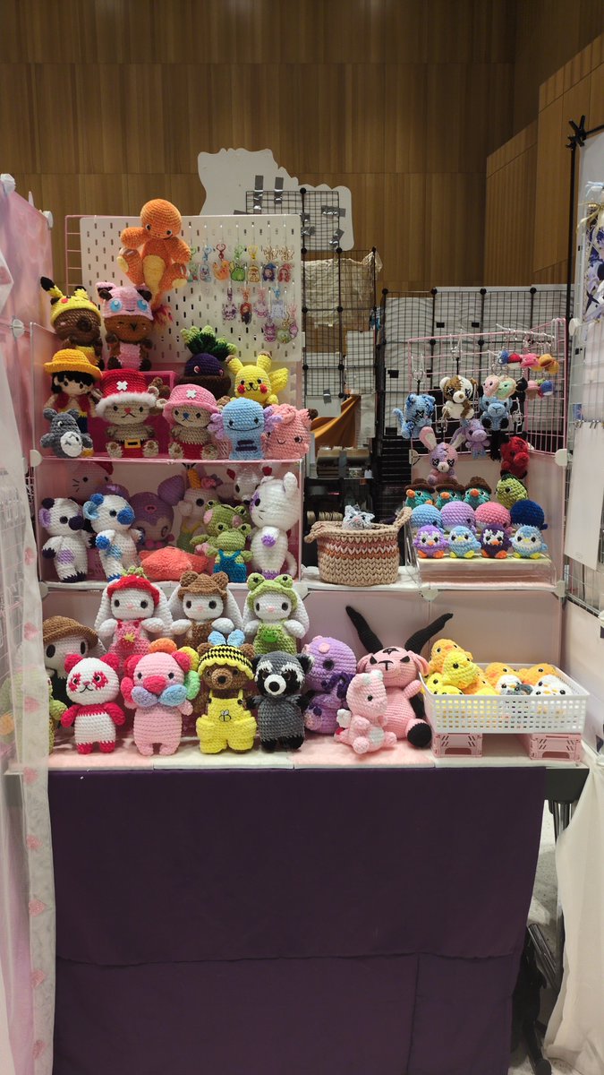 pixieamigurumis's tweet photo. Hola gente.
Hoy ha sido un día muy difícil.
Tenía un evento este fin de semana, hoy viernes he montado el stand y a los cinco minutos, por un problema, me han obligado a quitar el 95% de mis peluches, por lo que no me salía rentable quedarme allí y he tenido que irme. (Sigue) https://t.co/99mhLkXLZz