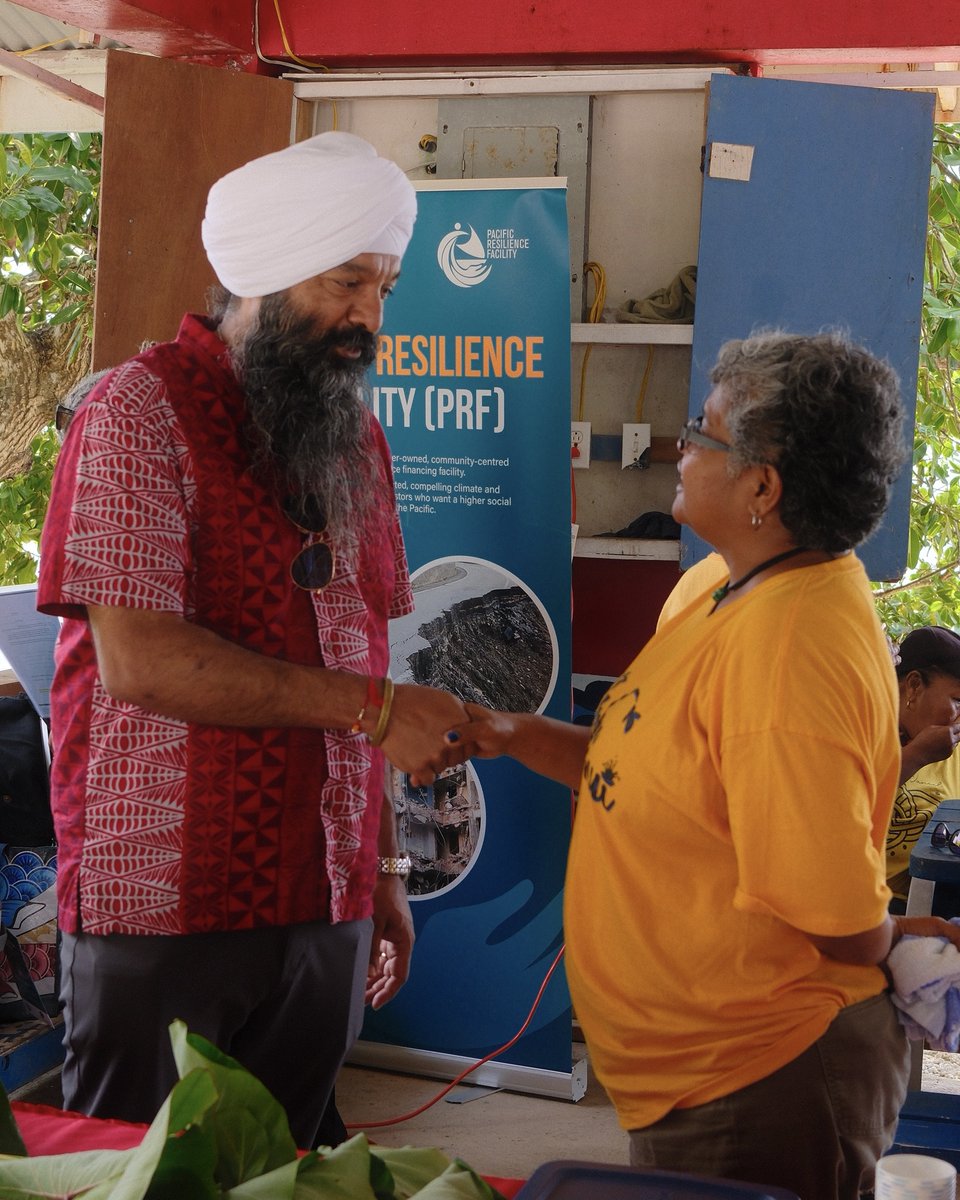 Le secrétaire d’État Sarai serre la main d’une femme lors de sa visite au Fonds de résilience du Pacifique à Palau.