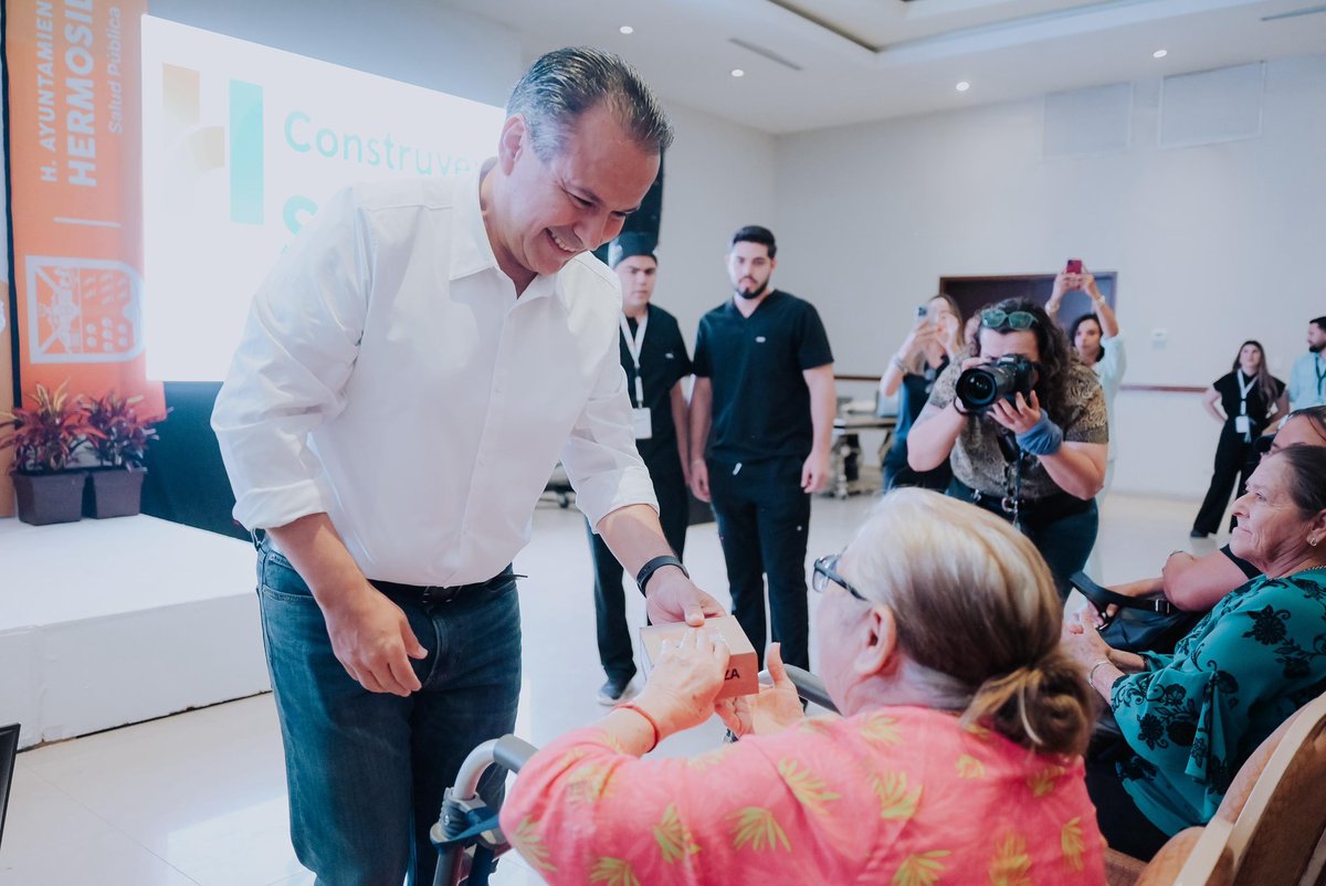 tonoastiazaran's tweet photo. Hoy, junto a mi esposa @pattyruibal, fui testigo de la alegría de quienes recibieron una prótesis dental a través de H Construyendo Sonrisas. 😁🦷

Son 500 prótesis que representan una nueva oportunidad para comer, hablar y sonreír con confianza. 🙌🏼🧡

Desde que iniciamos este programa, ya hemos beneficiado a más de 1,700 personas, especialmente adultos mayores. 

Seguimos haciendo equipo para que nadie deje de sonreír por falta de recursos. 🤝🏼✨
