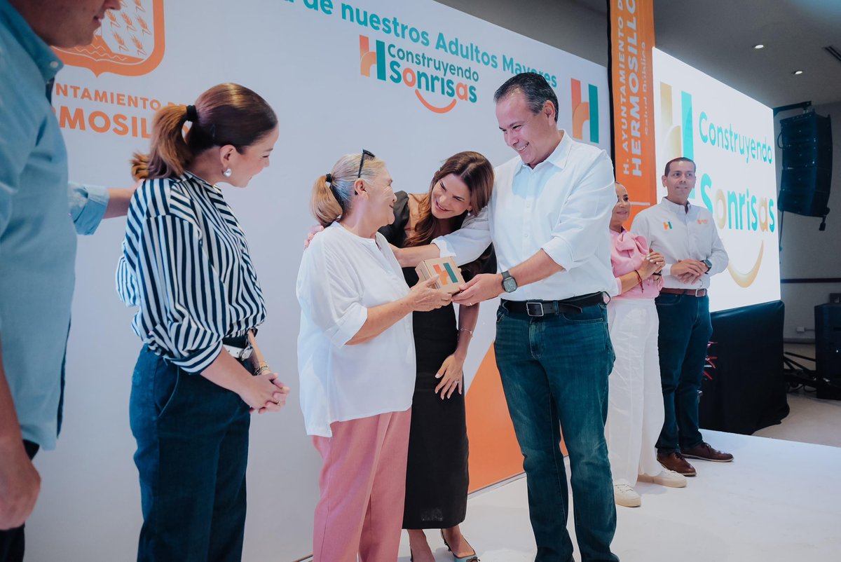 tonoastiazaran's tweet photo. Hoy, junto a mi esposa @pattyruibal, fui testigo de la alegría de quienes recibieron una prótesis dental a través de H Construyendo Sonrisas. 😁🦷

Son 500 prótesis que representan una nueva oportunidad para comer, hablar y sonreír con confianza. 🙌🏼🧡

Desde que iniciamos este programa, ya hemos beneficiado a más de 1,700 personas, especialmente adultos mayores. 

Seguimos haciendo equipo para que nadie deje de sonreír por falta de recursos. 🤝🏼✨