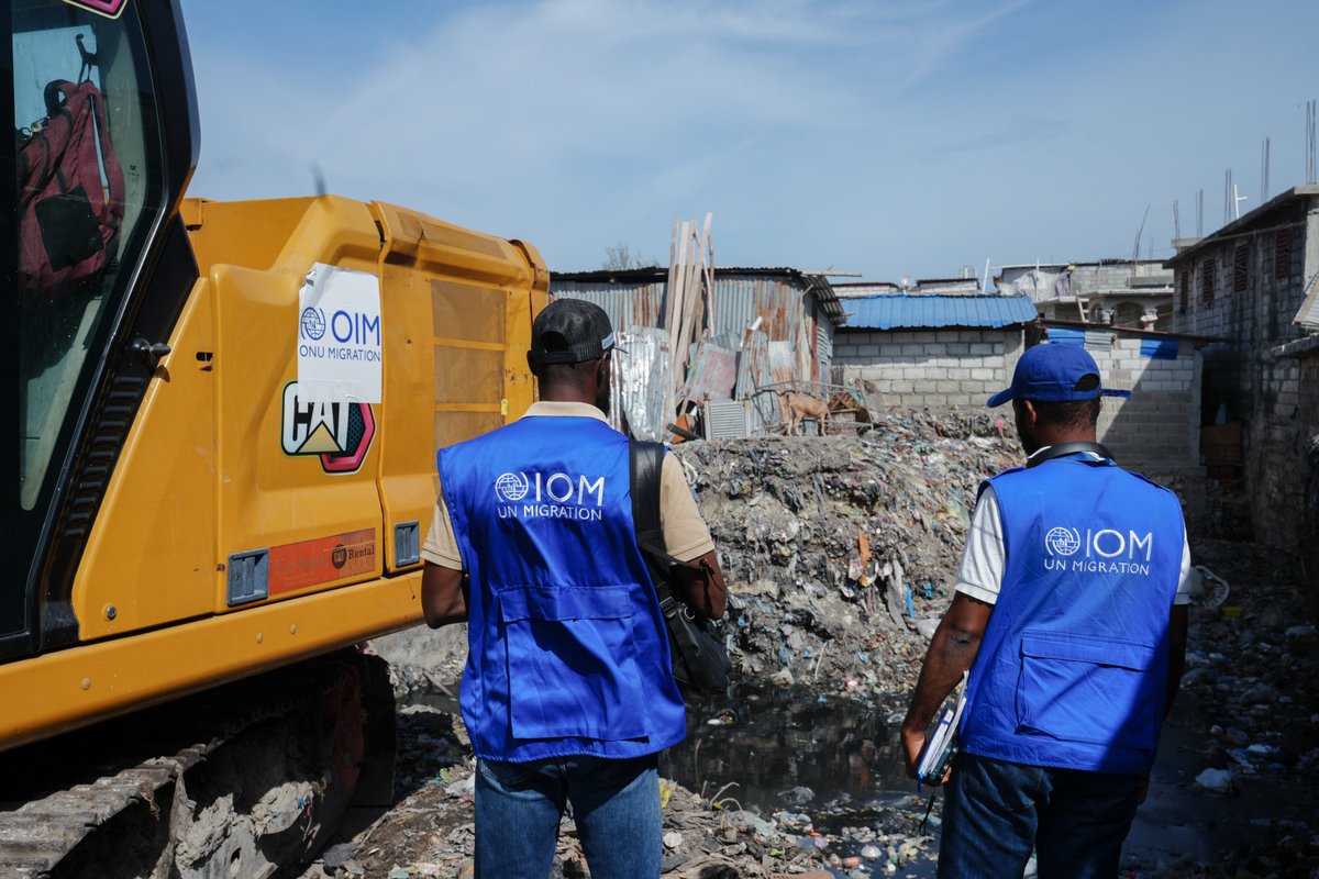IOMHaiti's tweet photo. Ahead of the #HurricaneSeason, prevention starts underground.

IOM supports @MairiedeDelmas in clearing the drainage network, reducing flood and displacement risks. Displaced persons and host communities work side by side, sharing ownership of waste management.

🙏@USEmbassyHaiti https://t.co/CQn7tQnCMu