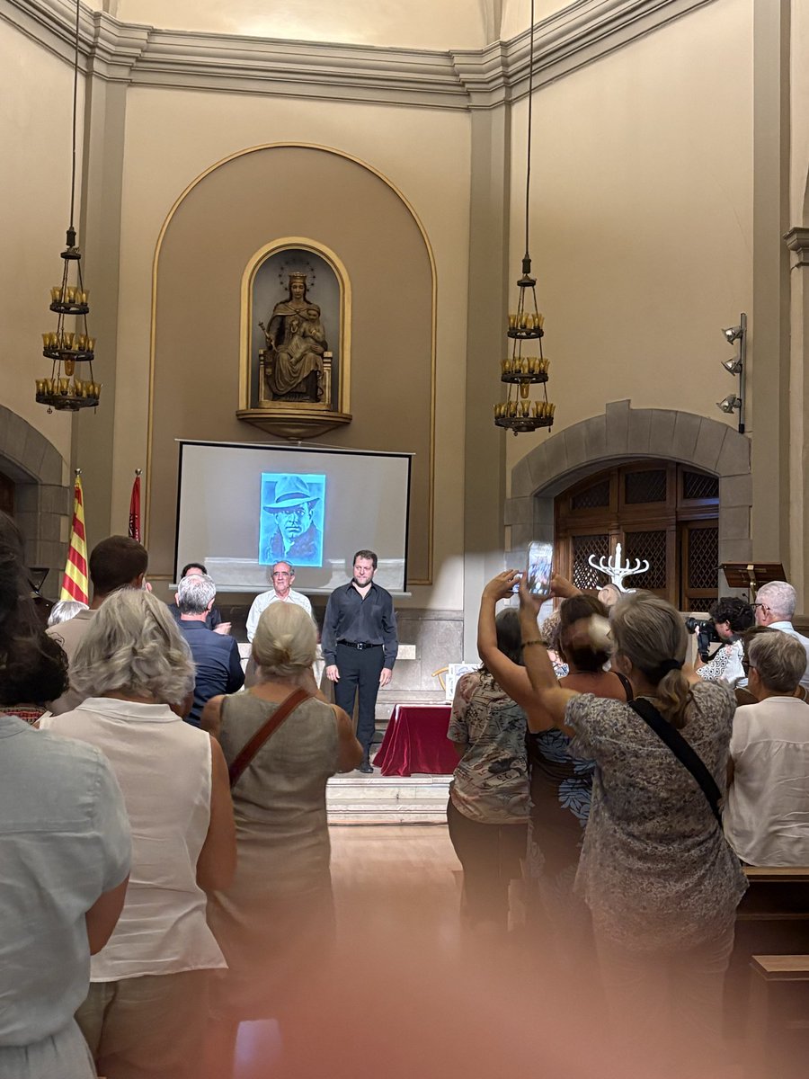 meritxell_tena's tweet photo. És fàcil entendre perquè @RogerPadulles canta tant bé el repertori d’Emili Vendrell: l’elegància, la noblesa, el fraseig espectacular, la musicalitat, l’amor pel detall… Un dels millors tenors del país, amb una veu d’indiscutible bellesa. Ha estat a Sons en el temps de Terrassa. https://t.co/6XdYxzehPS