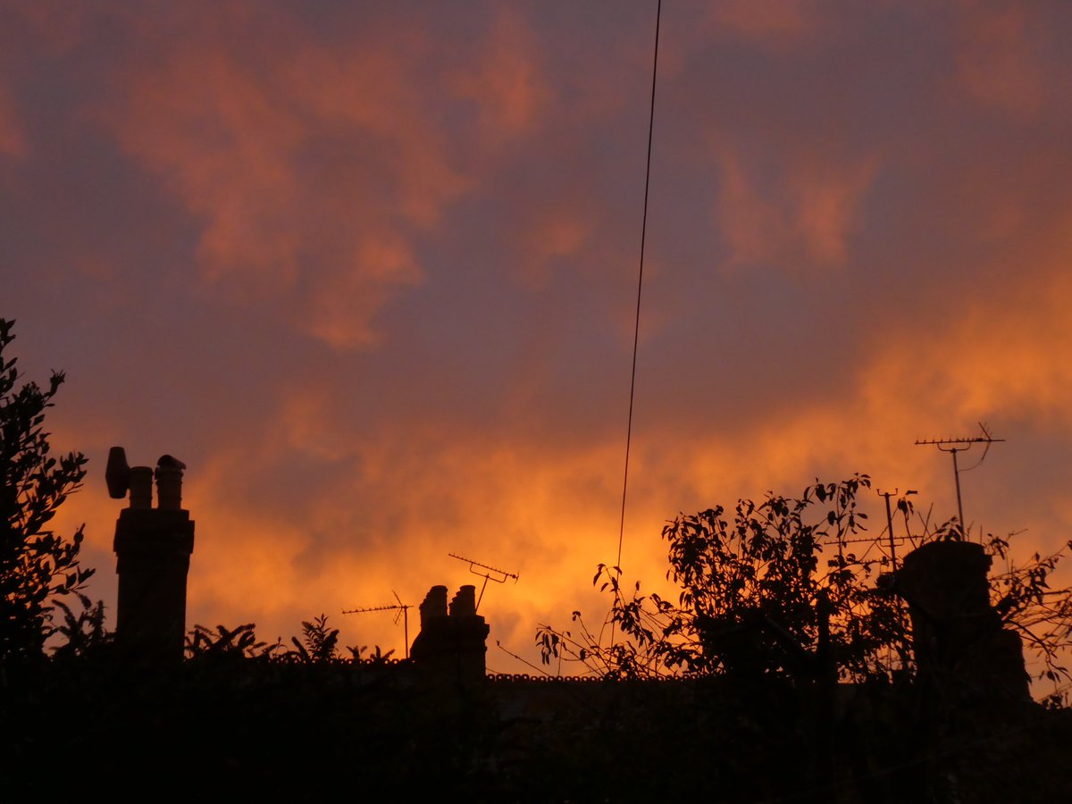 lorrainecfoster's tweet photo. The wonder of Nature.
Just 16 minutes divided these two very different looks in our fabulous and dramatic #ThanetSkies this evening.
#CloudCollector https://t.co/bsvyK2EJy5