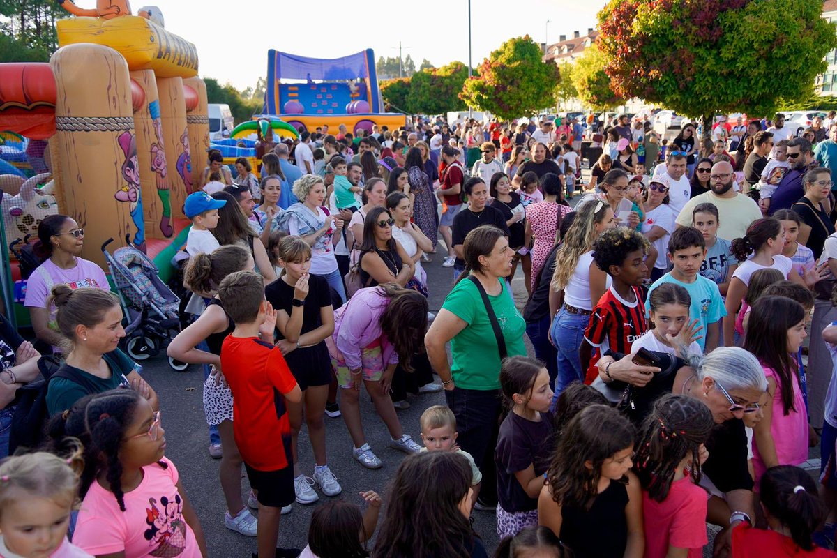 concellodeames's tweet photo. Éxito de participación no programa “Volta ao cole 2026” celebrado no Milladoiro e Bertamiráns 📚🎒 organizada por XEA EN
colaboración coa Concellaría de Promoción Económica.
Para saber máis ℹ️ e galería 📸 https://t.co/d1rCETGLVL
#VoltaAoCole #Ames #XEA #ConcelloDeAmes https://t.co/Ns6SicEql4