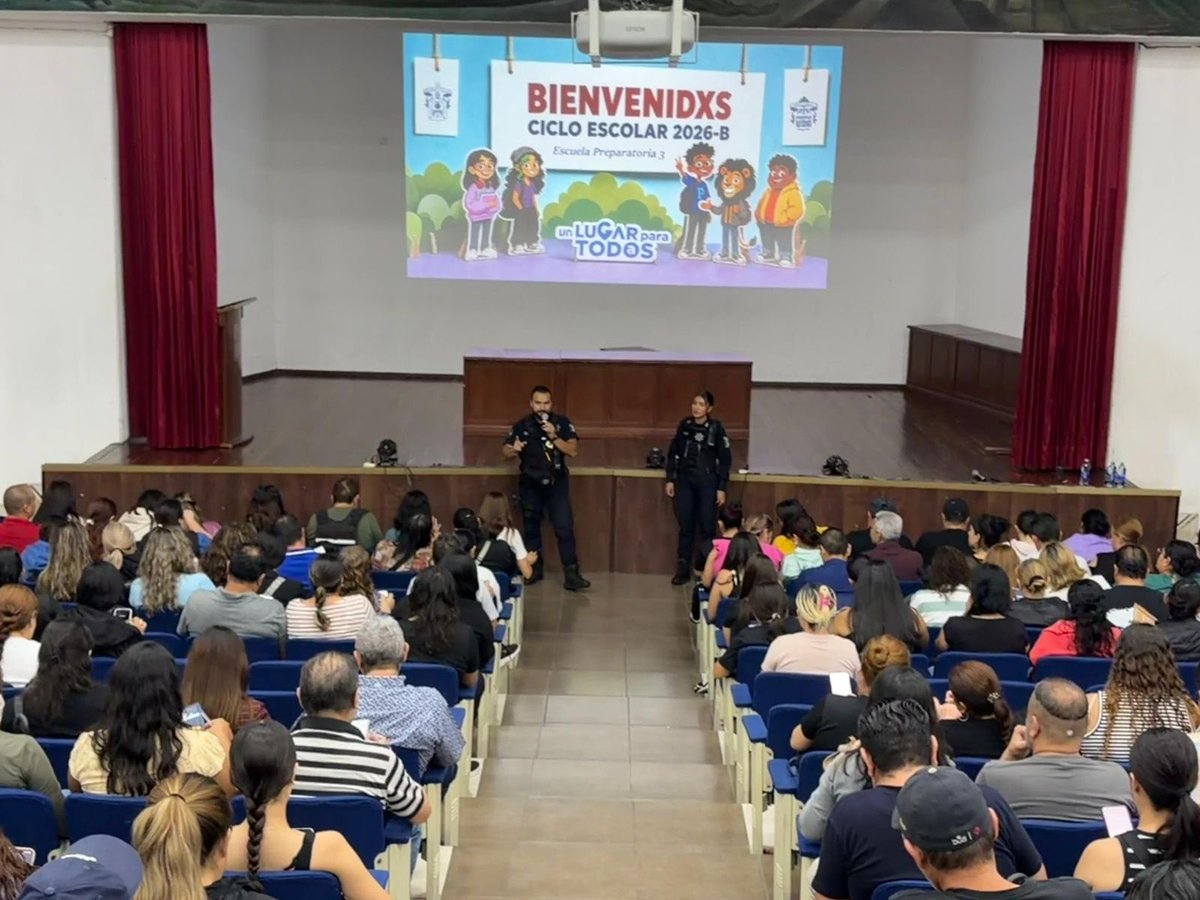 PoliciaGDL's tweet photo. ¡Trabajamos por la seguridad de nuestras y nuestros estudiantes!

Oficiales de la Policía Escolar impartieron un taller preventivo a 450 directivos, madres y padres de familia de la Preparatoria 3 de la @udg_oficial.
#LaPolicíaQueTeCuida
👮🏽‍♀️📚👮🏽‍♂️ https://t.co/TRsegSanCA