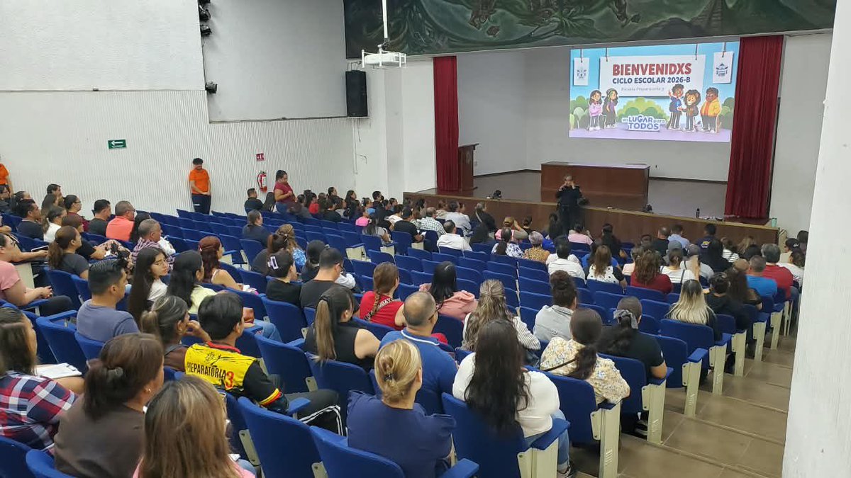 PoliciaGDL's tweet photo. ¡Trabajamos por la seguridad de nuestras y nuestros estudiantes!

Oficiales de la Policía Escolar impartieron un taller preventivo a 450 directivos, madres y padres de familia de la Preparatoria 3 de la @udg_oficial.
#LaPolicíaQueTeCuida
👮🏽‍♀️📚👮🏽‍♂️ https://t.co/TRsegSanCA