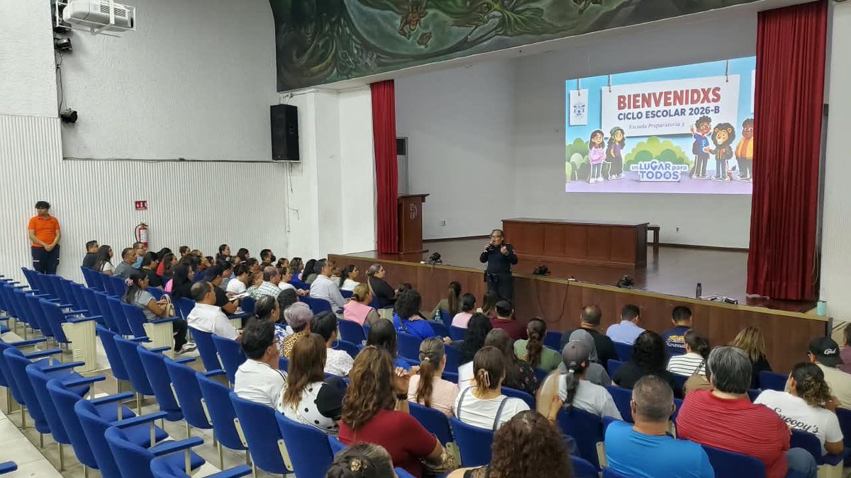 PoliciaGDL's tweet photo. En la capacitación, se abordaron temas de autocuidado, prevención y atención de delitos, la estrategia #SenderoSeguro, se identificaron puntos vulnerables para las y los jóvenes, y se informó sobre el uso correcto de los números de emergencia como 911, 089 y el 33 1201 6070. https://t.co/Y1vXISrdV0