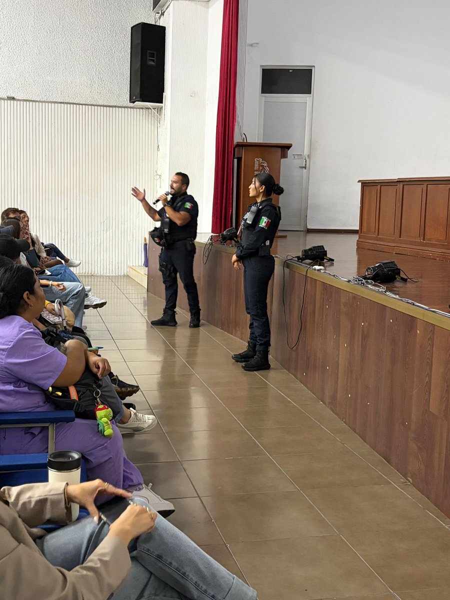 PoliciaGDL's tweet photo. En la capacitación, se abordaron temas de autocuidado, prevención y atención de delitos, la estrategia #SenderoSeguro, se identificaron puntos vulnerables para las y los jóvenes, y se informó sobre el uso correcto de los números de emergencia como 911, 089 y el 33 1201 6070. https://t.co/Y1vXISrdV0