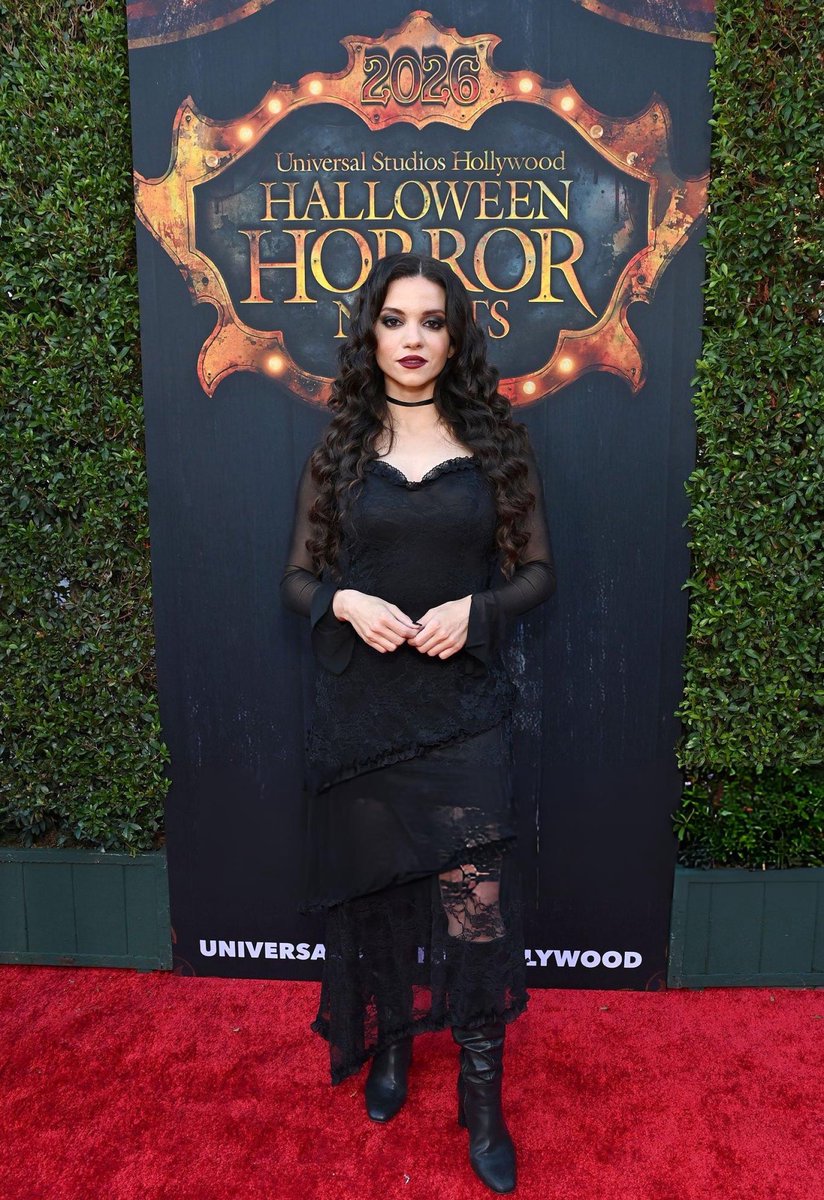 johnnyslawrence's tweet photo. lauren lavera looking absolutely stunning at halloween horror nights hollywood last night https://t.co/rUehMoe792