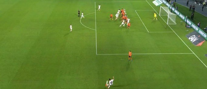 m_o_n_d_i's tweet photo. Ofsayt çizgisi en öndeki Başakşehirli oyuncudan çekilmesi gerekirken, Davinson'un yanındakinden çekildi!

HIRSIZ KÖPEKLER! @TFF_Org 🤬

#TFFistifa 👊 https://t.co/6GcMAuZyWt