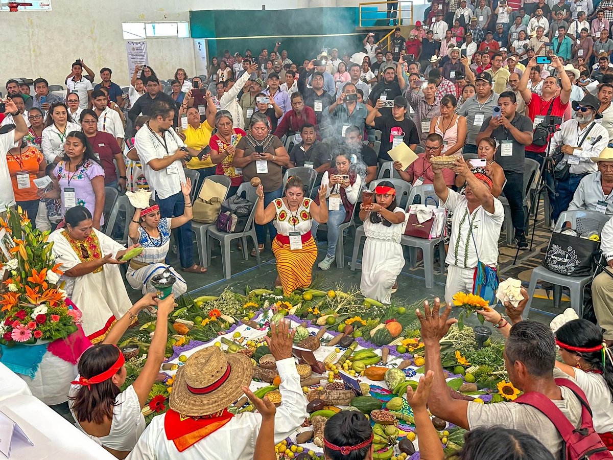 DEELAYUUK's tweet photo. ¡La Ley Indígena reinvindica la grandeza cultural de México!

La construcción colectiva de la Ley Indígena y Afromexicana tiene un especial significado para los pueblos indígenas del sur de Veracruz, pues fue acá en esta histórica región donde vivieron los Olmecas y desde tiempos inmemoriales se habla el Mixeano-Zoqueano, siendo una de las lenguas más antiguas de Mesoamérica. 

Desde Acayucan, Veracruz, realizamos la Asamblea Regional de Consulta, para escuchar la voz de nuestros pueblos, y construir juntos una nueva historia que ponga alto a la discriminación y el racismo, y al mismo tiempo reconstituya la vida comunitaria.
