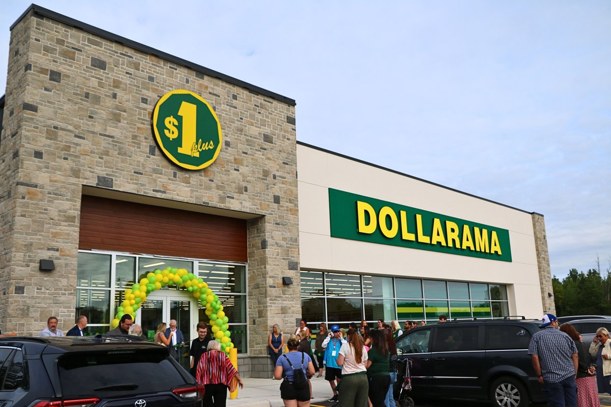 TownOfFortErie's tweet photo. Dollarama recently celebrated its official ribbon-cutting and grand opening ceremony for their Ridgeway location. 

Mayor Redekop was even the first customer to make a purchase at the new location.

Visit them at 409 Gorham Road. Congratulations on your grand opening! https://t.co/BhIO87DElt