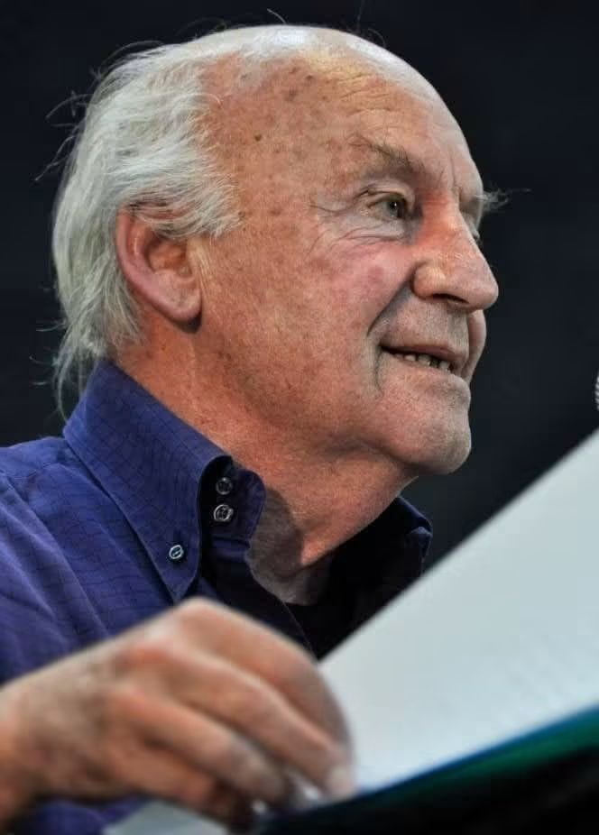 robertotaboada5's tweet photo. Persigo a la voz enemiga que me ha dictado la orden de estar triste. A veces, se me da por sentir que la alegría es un delito de alta traición, y que soy culpable del privilegio de seguir vivo y libre.
Entonces me hace bien recordar lo que dijo el cacique Huillca, en el Perú, hablando ante las ruinas: "Aquí llegaron. Rompieron hasta las piedras. Querían hacernos desaparecer. Pero no lo han conseguido, porque estamos vivos y eso es lo principal". Y pienso que Huillca tenía razón. Estar vivos: una pequeña victoria. Estar vivos, o sea: capaces de alegría, a pesar de los adioses y los crímenes, para que el destierro sea el testimonio de otro país posible.
A la patria, tarea por hacer, no vamos a levantarla con ladrillos de mierda. ¿Serviríamos para algo, a la hora del regreso, si volviéramos rotos?
Requiere más coraje la alegría que la pena. A la pena, al fin y al cabo, estamos
acostumbrados.

«Guerra de la calle, guerra del alma» en Días y noches de amor y de guerra. Eduardo Galeano