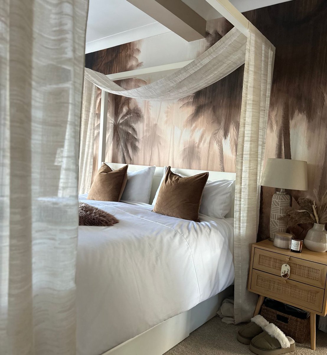 HamptonAstley's tweet photo. Autumn bedroom glow-up with dreamy soft Egyptian cotton sateen bedding. 💫 Beautifully styled by @march_on_magnolia. https://t.co/w9Yjjr7KgM