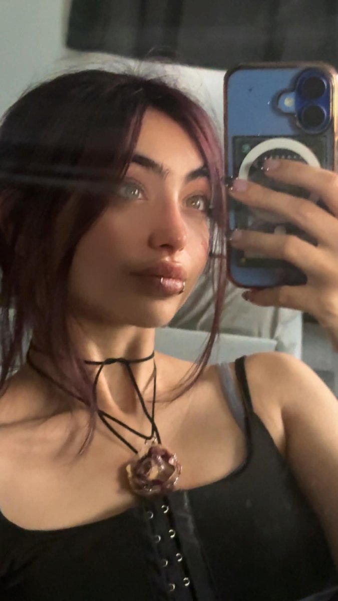 Mokubabyinnyc's tweet photo. CC J'AI FAIT UN COLLIER https://t.co/5IEhwWqwXY