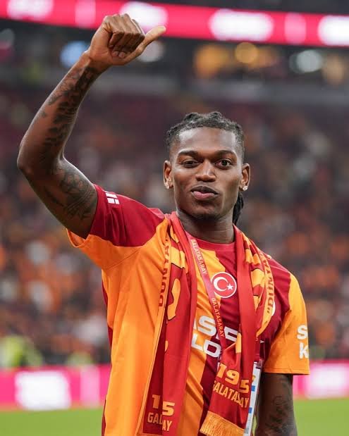 sinyorpep_'s tweet photo. Olum şu Leao'ya yeni Zaha olur diyenler ne yaşıyordu acaba... Leao'nun hayatı liginin şampiyonluk hattında oynayan takımlarda geçmiş, Zaha gibi küme düşme hattında oynayan takımlarda değil. https://t.co/NqzjtskCKv