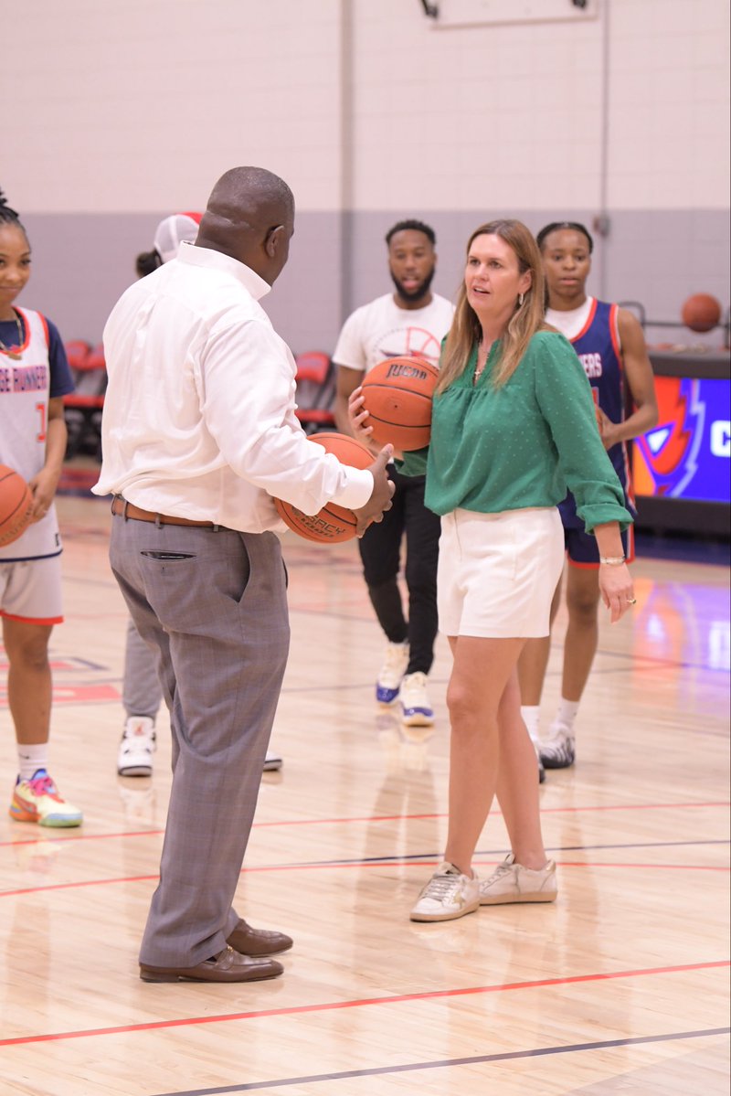 CoachSJJr's tweet photo. Governor stopped by and got in the knockout line with the girls today. Thank you @SarahHuckabee for visiting @PhillipsCollege! #PressForward➡️ https://t.co/GxrA9sBhQl