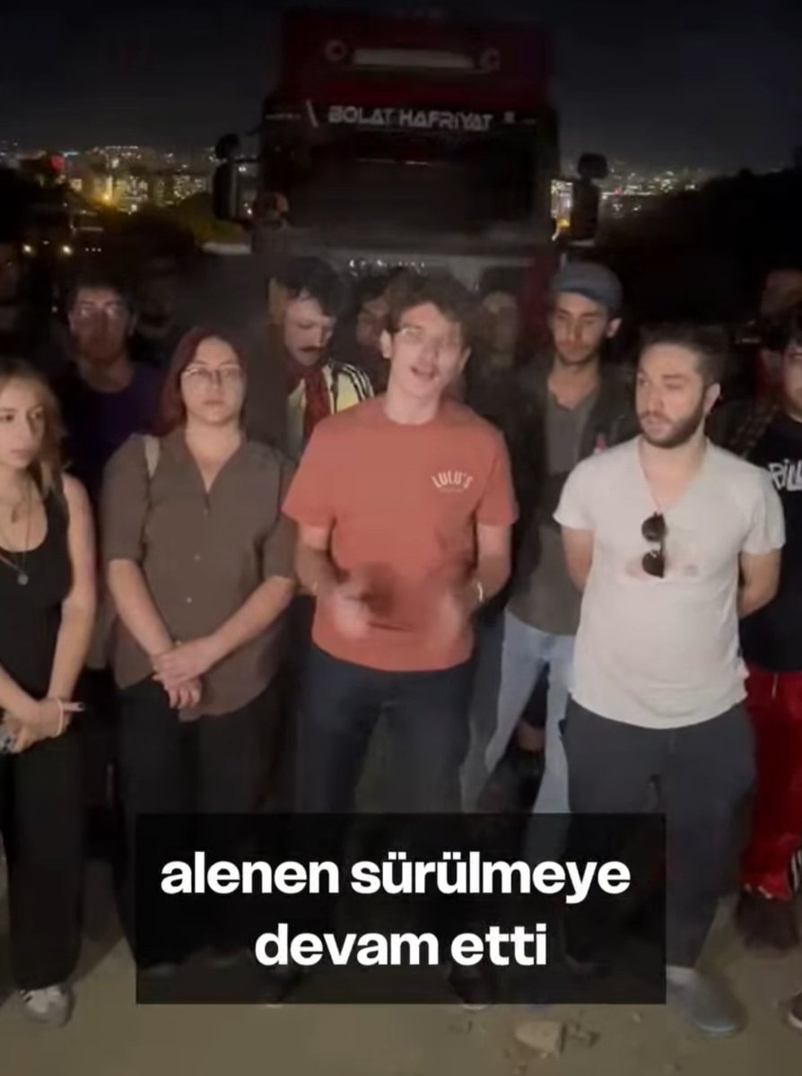 solcumedyahaber's tweet photo. #SONDAKİKA 

ODTÜ'de bir iş makinesi 1 öğrenciyi altına alarak metrelerce sürükledi.

Sürüklenen öğrenci yaralandı.

Olay üzerine ODTÜ'LÜ öğrenciler tüm Ankara'yı ODTÜ'ye davet etti. https://t.co/GY08ENsDuG