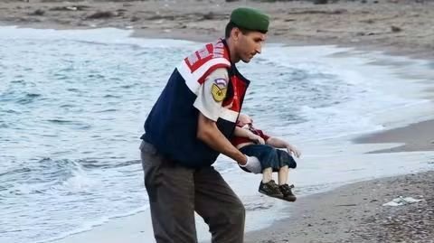 muzeriqui's tweet photo. El mierda,de Rafael Hernando de la Organización de mangantes se ha burlado de un pobre bebe muerto, Aylan, es un miserable cobarde, se cachondea de la muerte de un bebé... Ya no se puede caer mas bajo, es un tio mierda...Escoria... 
Ser despreciable, el alcohol te tiene cómida tus mierdas de neuronas... 
Mierda de gentuza.., Te lo vamos a recordar constantemente... Cochambroso