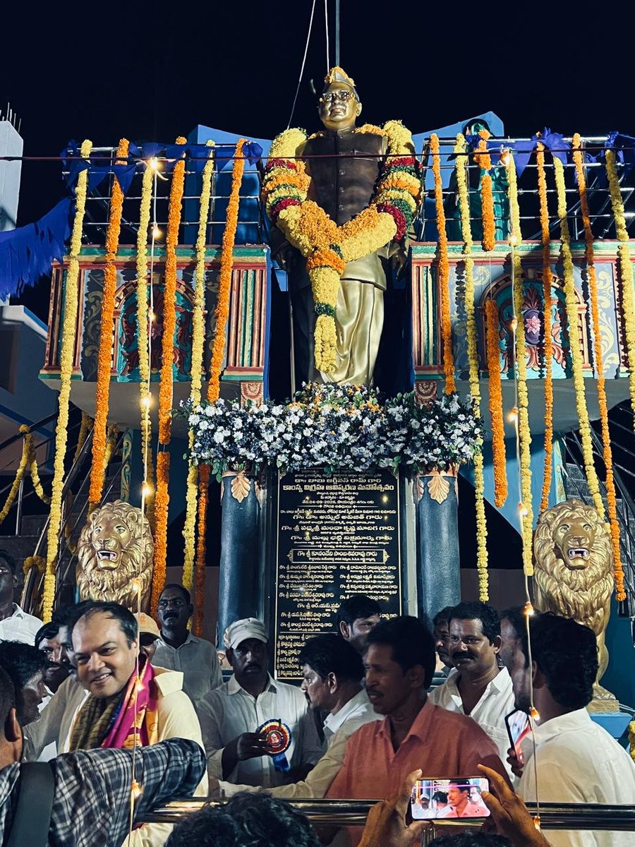 BhushanamKasuk1's tweet photo. Unveiling the great, legendary, stalwarts, freedom fighter's, Former Deputy Prime minister of India.. #Dr_Jagjivan_Ram_Babuji statue by grandson #Dr_Anshul_avijit Ph.D Cambridge ,Landon 

@AnshulAvijit @meira_kumar 

#Palvancha #Telangana state 

Jai..johaar jagjivan ji ✊✊ https://t.co/WBXY94FAs8