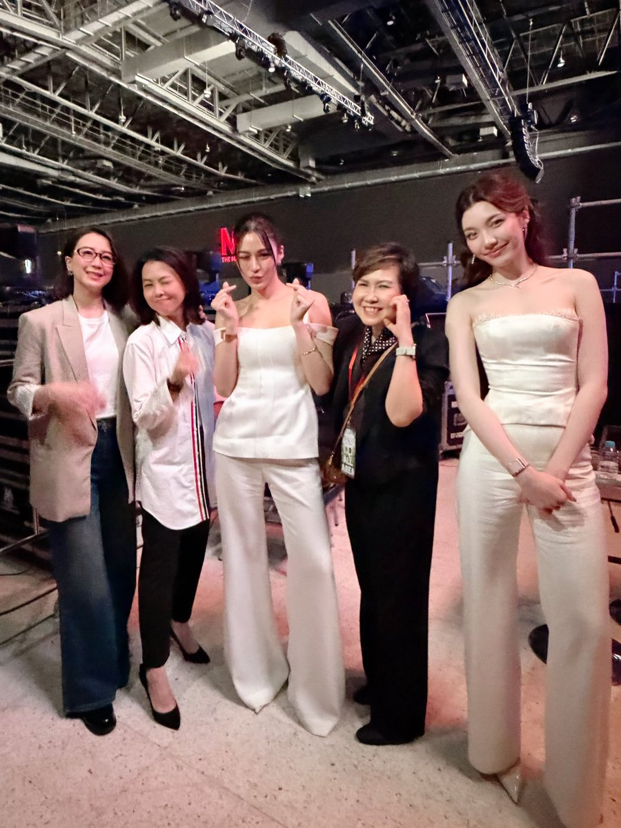lingling_fans's tweet photo. ยินดีกับความสำเร็จของน้องสาวทั้งสอง
linglingkwong orm.kornnaphat และท่านผู้บอ dew_pinkamol นะคะ กับ วาดฝันวันวิวาห์finalep 👏🏻👏🏻🎉

So good to see you all again na ka :)
Always grateful for these lovely moments together. 🤗😘🥰

IG : oh_rachel

LINGORM ILF FINAL EP
#วาดฝันวันวิวาห์ตอนจบ
#Linglingkwong #หลิงหลิงคอง
@linglingsirilak