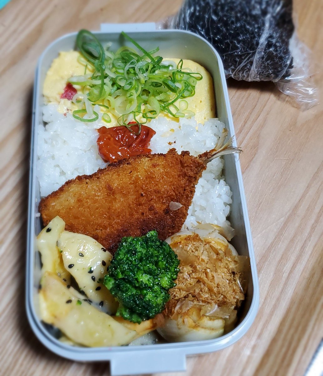mirai3to's tweet photo. おはようございます

夜仕事終わってスタート
※ヘルシーオムレツ
※玉ねぎ蒸し
※じゃがいもブロッコリー温野菜サラダ
※アジフライ
仕上がり現在4時
ゴロゴロしながら眠れるまで…
ヘルシーに気を遣う　
さすがにおふくろの味惣菜買うの高つく申し訳ない
#今日の弁当 
#時短弁当 #お弁当 #お弁当記録 https://t.co/ga5ORwP0wL