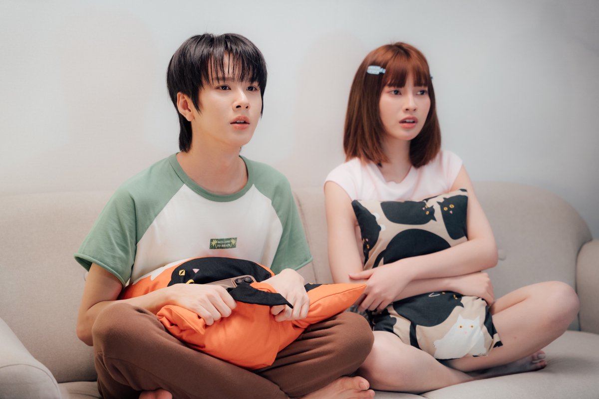 MrFanboySeries's tweet photo. เรื่องย่อ “รักสุดใจนายแฟนบอย Mr. Fanboy Series” EP.2

ไม่รู้ว่าเพราะฝีมือ… หรือเพราะดวง แต่ “ว่าน” ผ่านการแคสต์บท “สกาย” ในโปรเจกต์ซีรีส์วายแห่งปี “THE DEEP BETWEEN US” อย่างไม่คาดคิด “พี่เฌอ” รีบโทรตามตัวให้ไปเซ็นสัญญาเป็นนักแสดงในสังกัด Our House ของ “พี่วุฒิ” ทันที 

“ว่าน” บอกกับ “พี่วุฒิ” ตรง ๆ ว่า เขาไม่ได้อยากเป็นดารา ที่ตัดสินใจมาแคสต์ในวันนั้นเพราะต้องหาเงินไปใช้หนี้ให้ครอบครัว “พี่วุฒิ” เข้าใจเหตุผลของ “ว่าน” และเตรียมดัน “ว่าน” ให้ขึ้นมาเป็น “เคะหน้าใหม่” ที่น่าจับตามองที่สุดในวงการซีรีส์ให้ได้

แค่เริ่มต้น “ว่าน” ก็ทำผิดพลาดครั้งใหญ่ …Workshop วันแรก “ว่าน” มาสายจน “เติร์ด” หงุดหงิด ระหว่างคลาส Workshop “ว่าน” ตัดสินใจบอก “ไนน์” ตรง ๆ ว่าเขาเป็นแฟนคลับที่ชื่นชอบไนน์มาก ๆ หลังจบคลาส “เติร์ด” พูดไม่ไว้หน้ากับ “ว่าน” ว่าควรเป็นมืออาชีพในการทำงาน และถ้าเหตุผลที่เข้ามาในโปรเจกต์เพียงอยากอยู่ใกล้ดาราที่ชื่นชอบก็ควรออกจากโปรเจกต์เพื่อไม่เป็นภาระของนักแสดงและทีมงานทุกคน

ในวันเปิดตัวโปรเจกต์ “THE DEEP BETWEEN US” แฟนคลับมารวมตัวกันแน่นงาน ขณะที่ “เติร์ด-ไนน์-เร็นจิ-ว่าน” ปรากฏตัวพร้อมกันบนเวที บรรยากาศด้านล่างกลับเริ่มวุ่นวาย และมีแฟนคลับคนหนึ่งเกิดเป็นลมท่ามกลางฝูงชน โดยไม่ทันคิด “ว่าน” กระโดดลงจากเวทีเพื่อเข้าไปช่วยทันที

การกระทำตามสัญชาตญาณครั้งนี้ของ “ว่าน” เป็นจุดเริ่มต้นที่ทำให้หลายคนประทับใจ แต่ในสายตาของบางคนเริ่ม “หมั่นไส้” เขาขึ้นมาเสียอย่างนั้น

ติดตามได้ใน “รักสุดใจนายแฟนบอย Mr. Fanboy Series EP.2” วันเสาร์ที่ 5 กันยายนนี้

📺 รับชม “รักสุดใจนายแฟนบอย Mr. Fanboy Series” พร้อมกันทุกวันเสาร์เวลา 22.30 น. ทางช่อง one 31

🎥 ดูออนไลน์เวอร์ชัน UNCUT เวลา 23.30 น. บนแอป iQIYI และเว็บ https://t.co/CH45u7mlJy ที่เดียวเท่านั้น

#รักสุดใจนายแฟนบอยSeries
#MrFanboySeries
#MandeeWork