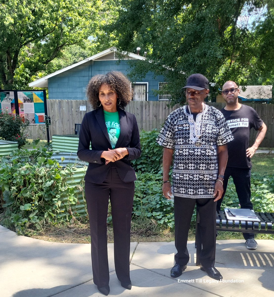 EmmettTill's tweet photo. August 28, We held a National MOMENT OF SILENCE FOR #EMMETTTILL &amp; A “SAY THEIR NAMES” REMEMBRANCE OF ALL STOLEN LIVES at Myrlie's Garden in Jackson, MS.
Reena Evers-Everette -
Daughter of #MedgarEvers and Myrlie Evers Williams, joined us. https://t.co/8CdbQKXRT6