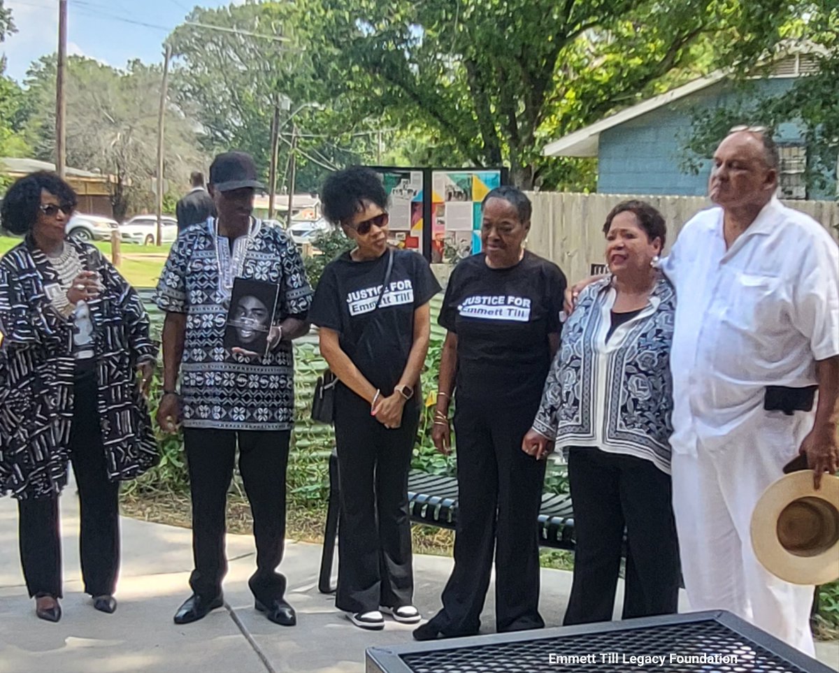 EmmettTill's tweet photo. August 28, We held a National MOMENT OF SILENCE FOR #EMMETTTILL &amp; A “SAY THEIR NAMES” REMEMBRANCE OF ALL STOLEN LIVES at Myrlie's Garden in Jackson, MS.
Reena Evers-Everette -
Daughter of #MedgarEvers and Myrlie Evers Williams, joined us. https://t.co/8CdbQKXRT6