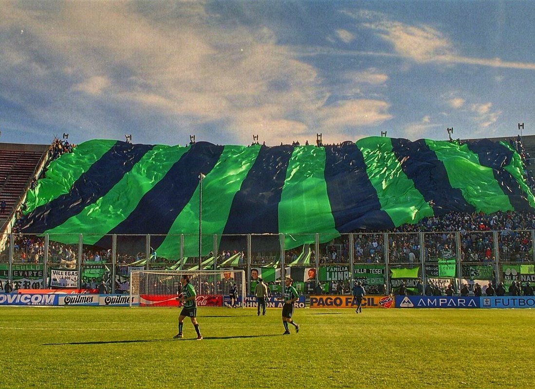 FutbolRetroAr's tweet photo. La gente de Chicago en cancha de San Lorenzo, año 2003. https://t.co/9vp7qRJPHQ