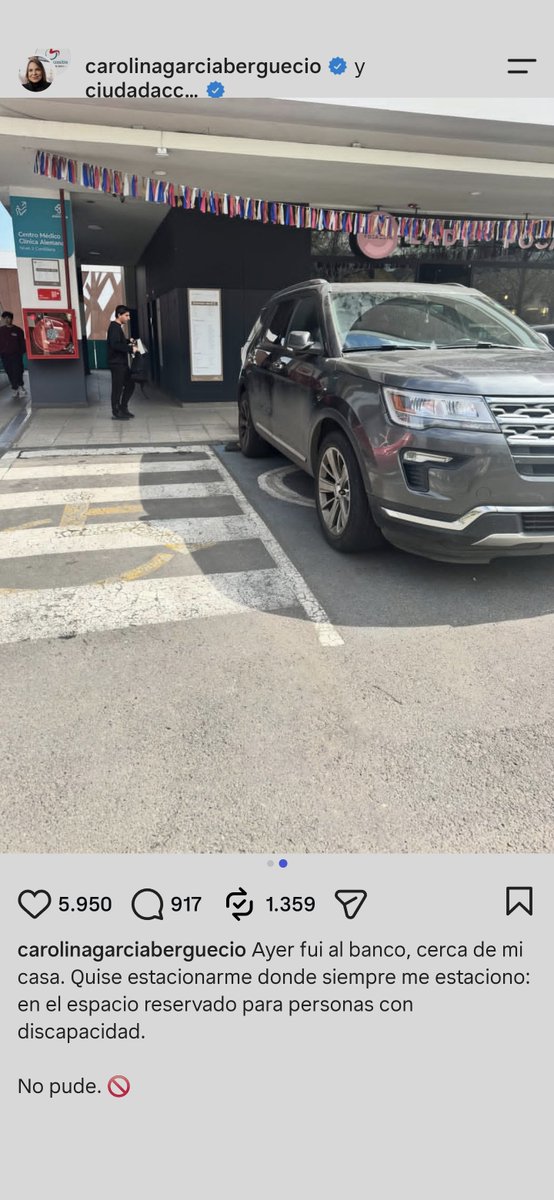 dontobal's tweet photo. La dueña de LADY FOCACCIA se estacionó mal en un ESTACIONAMIENTO EXCLUSIVO DISCAPACIDAD y ante la solicitud de una persona en silla de ruedas, su desafío fue tratarla mal y estacionarse peor para bloquearla el uso totalmente.

Adjunto imágenes e historia. https://t.co/zFk2THife9
